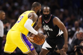 NG娱乐-包含詹姆斯迎来十二赛季出色发挥，快船观众热烈欢呼！赛场气氛高涨的词条